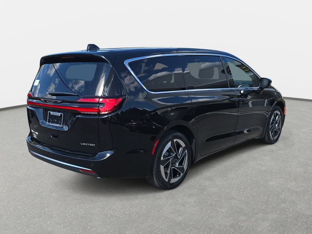 New 2027 Chrysler Pacifica Limited FWD image 5