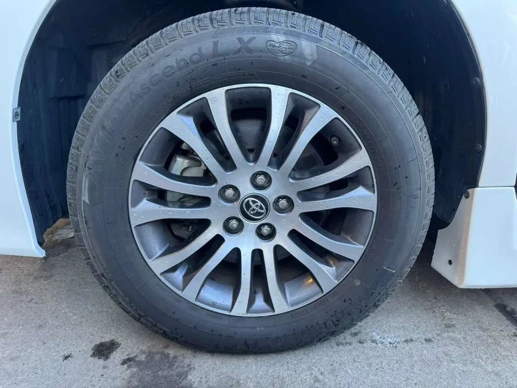 Used 2019 Toyota Sienna XLE w/ XLE Navigation Package FWD image 47