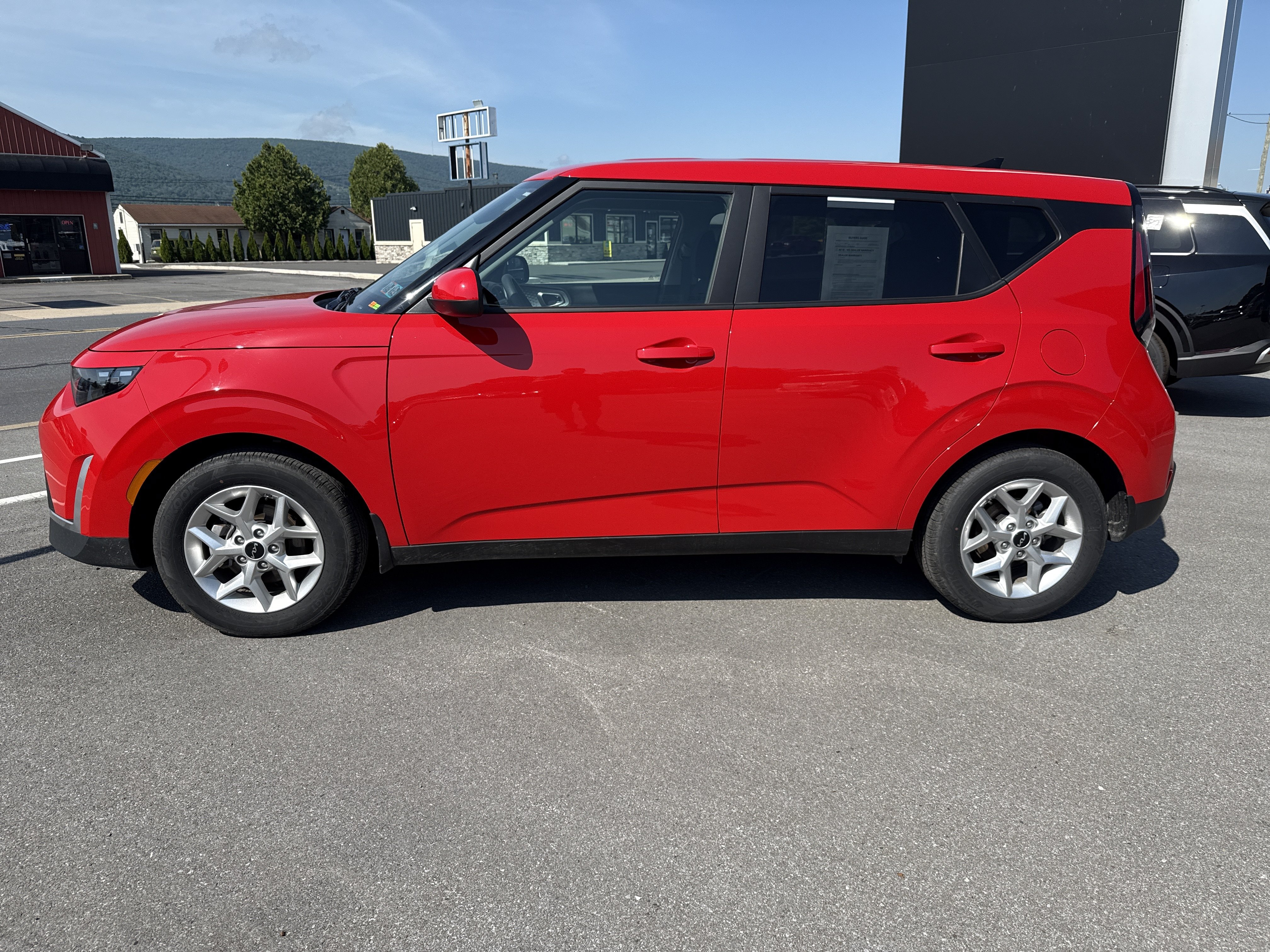 Certified 2025 Kia Soul LX w/ LX Technology Package FWD image 7