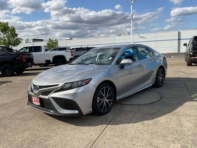 Used 2022 Toyota Camry SE image 3