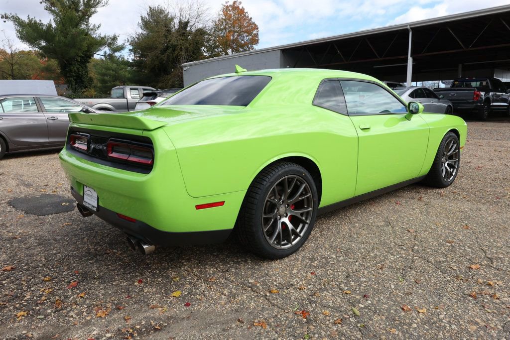 Used 2015 Dodge Challenger SRT w/ Technology Group image 5