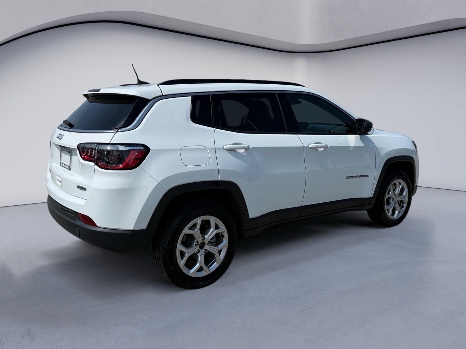 Used 2024 Jeep Compass Latitude AWD/4WD image 5