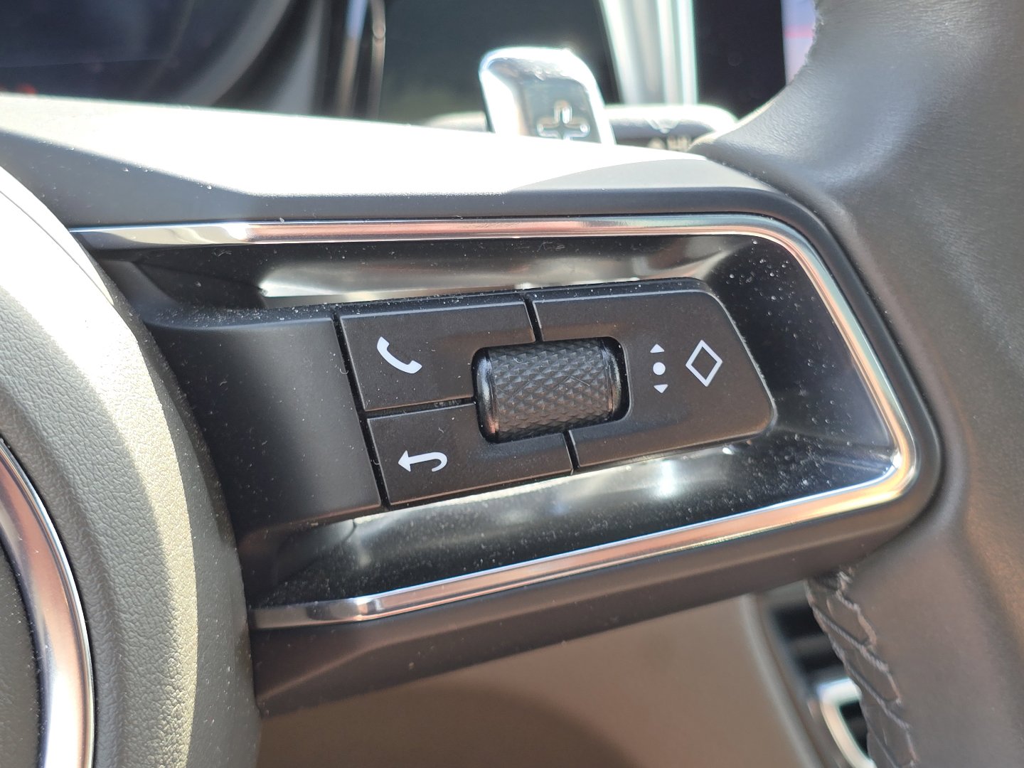 Used 2023 Porsche Macan Turbo image 16