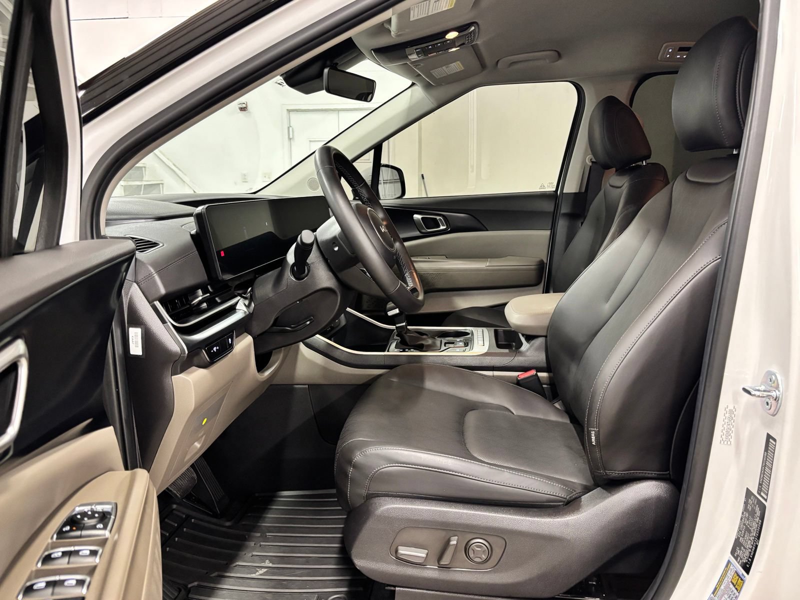 Used 2026 Kia Carnival FWD image 17