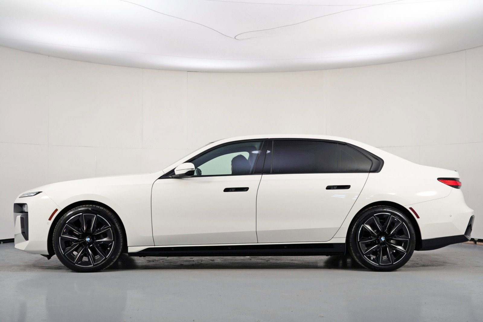 Used 2023 BMW i7 xDrive60 w/ Executive Package 2 image 8