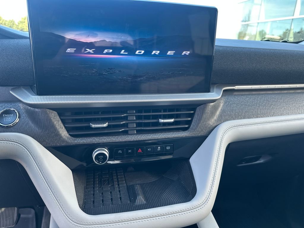 Used 2025 Ford Explorer Platinum w/ Ultimate Package AWD/4WD image 17