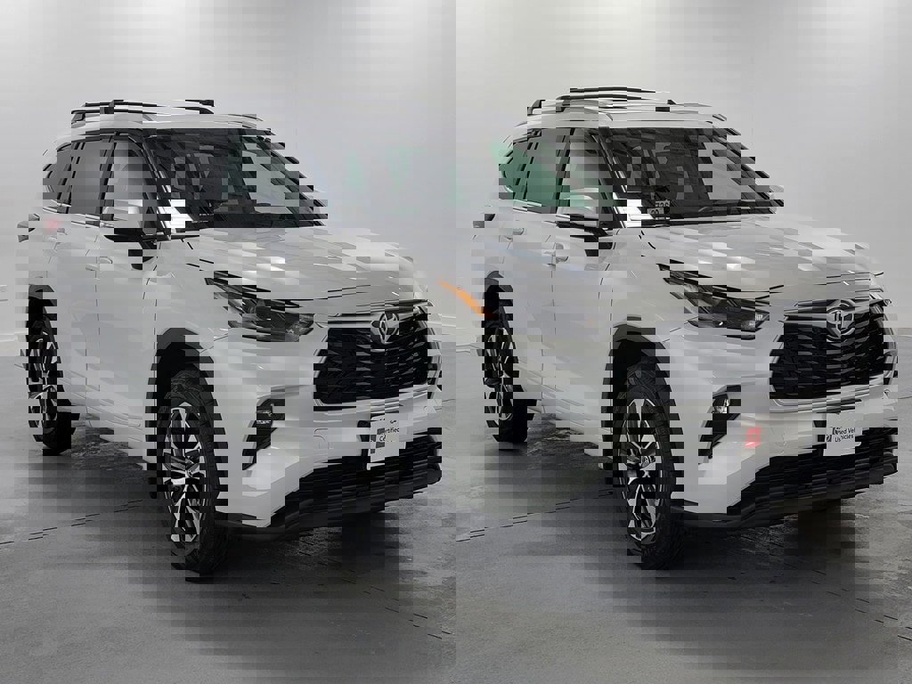 Certified 2025 Toyota Highlander XLE image 2