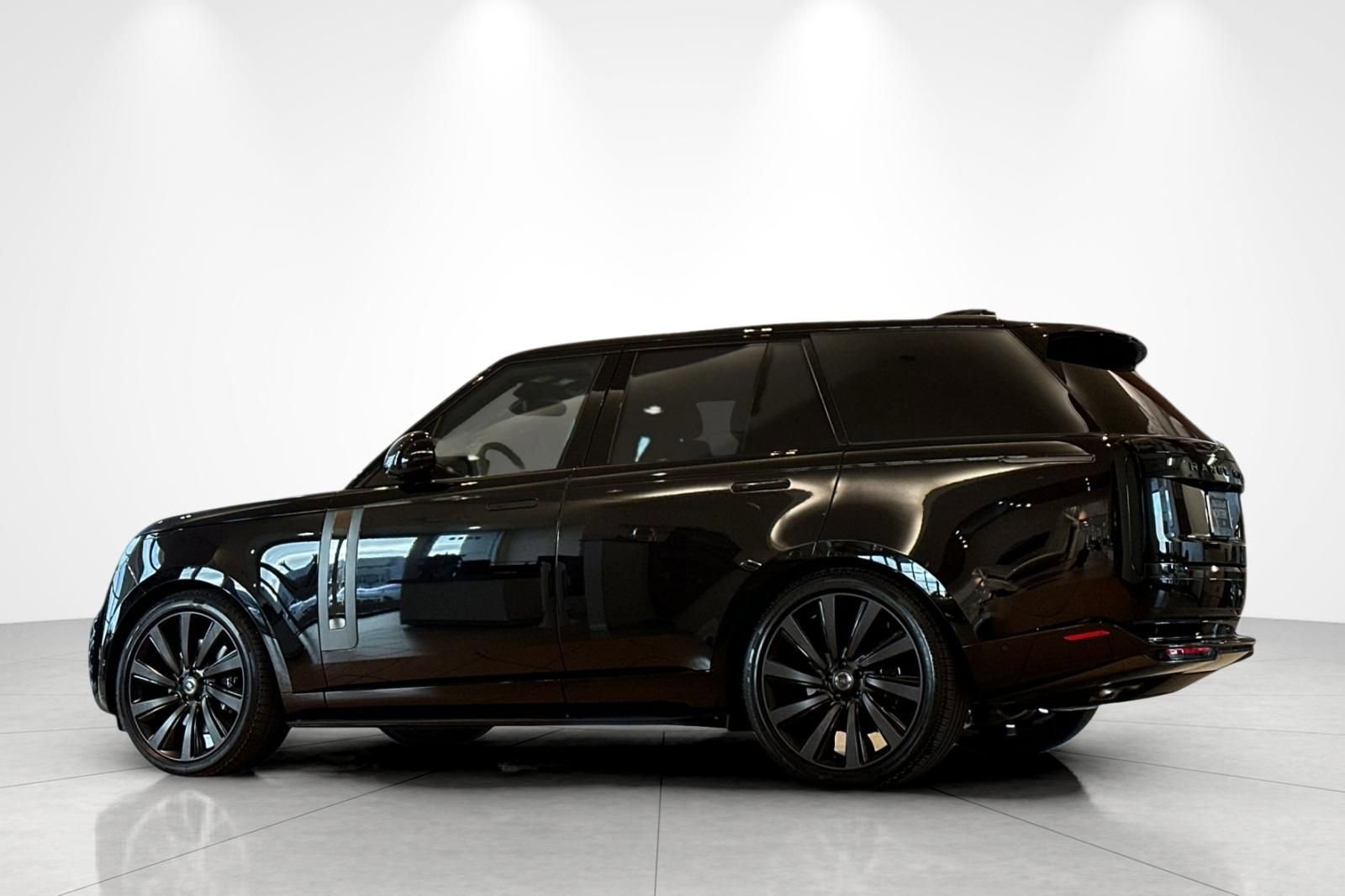 Used 2025 Land Rover Range Rover SV image 3