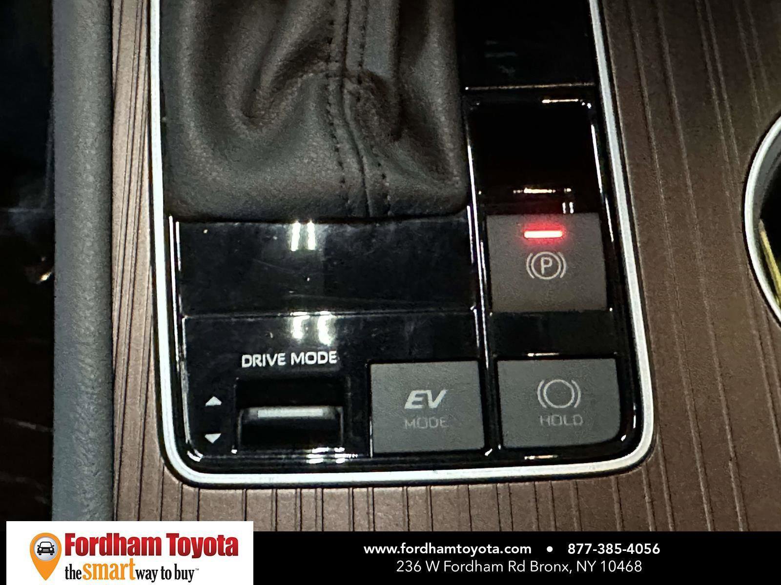 Used 2024 Toyota Sienna LE image 28