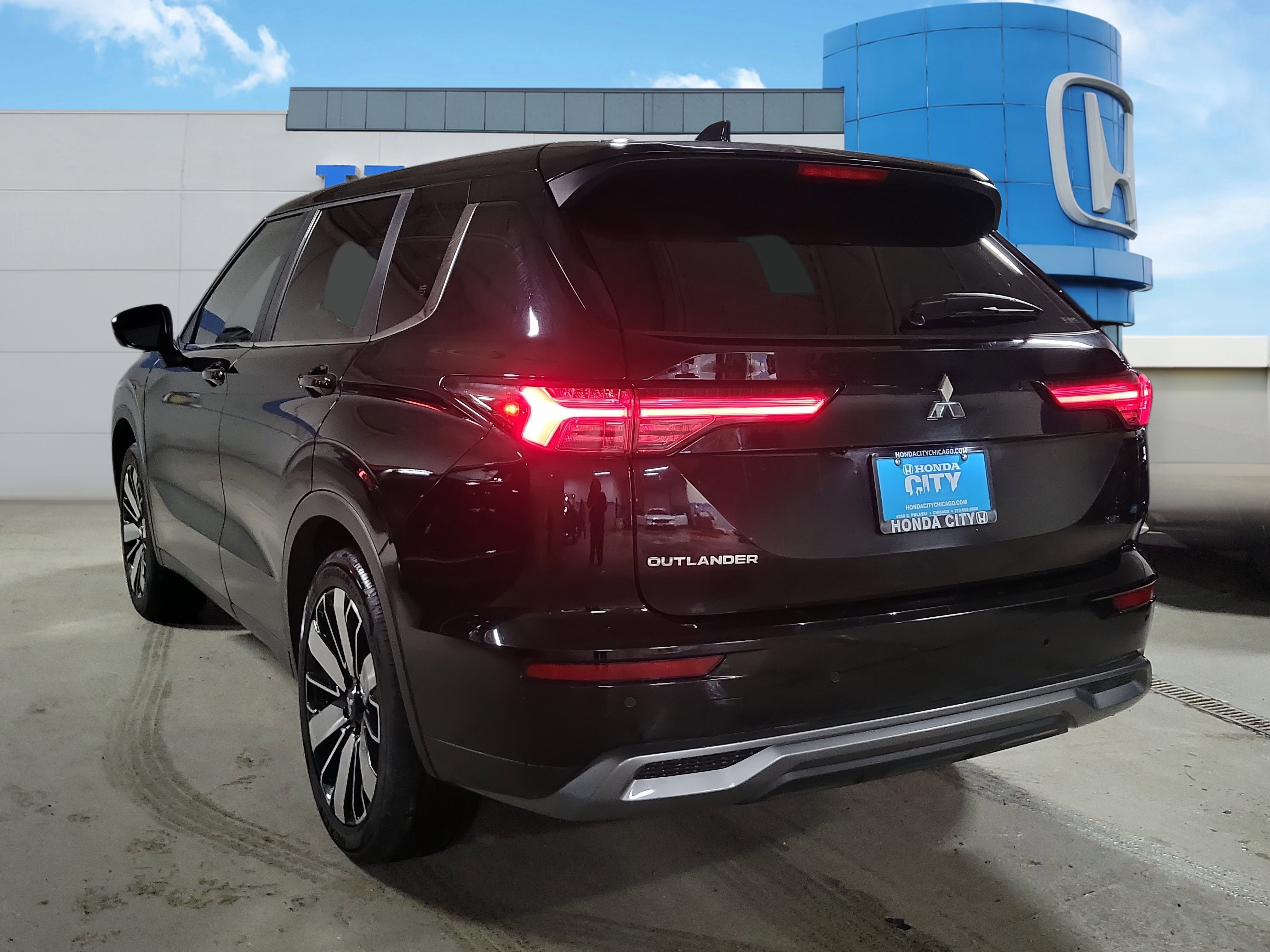 Used 2025 Mitsubishi Outlander SE image 4