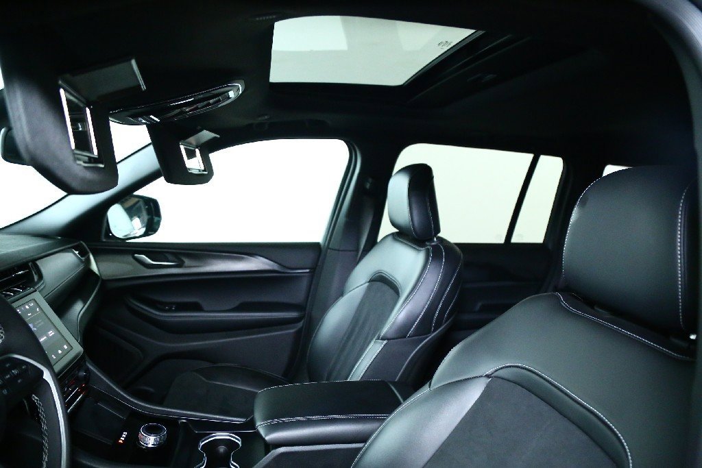 Used 2025 Jeep Grand Cherokee Altitude image 20