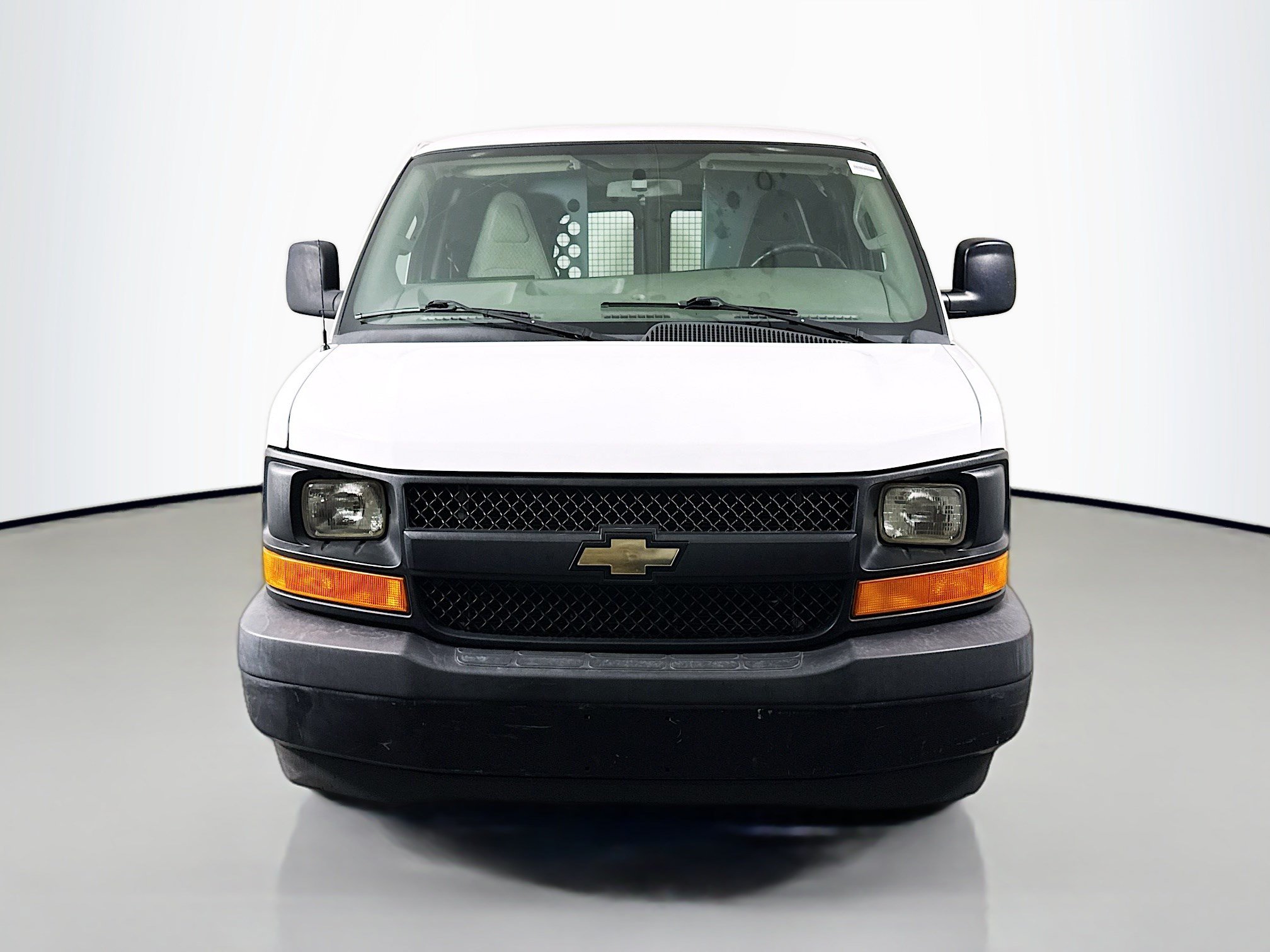 Used 2017 Chevrolet Express 2500 RWD image 2