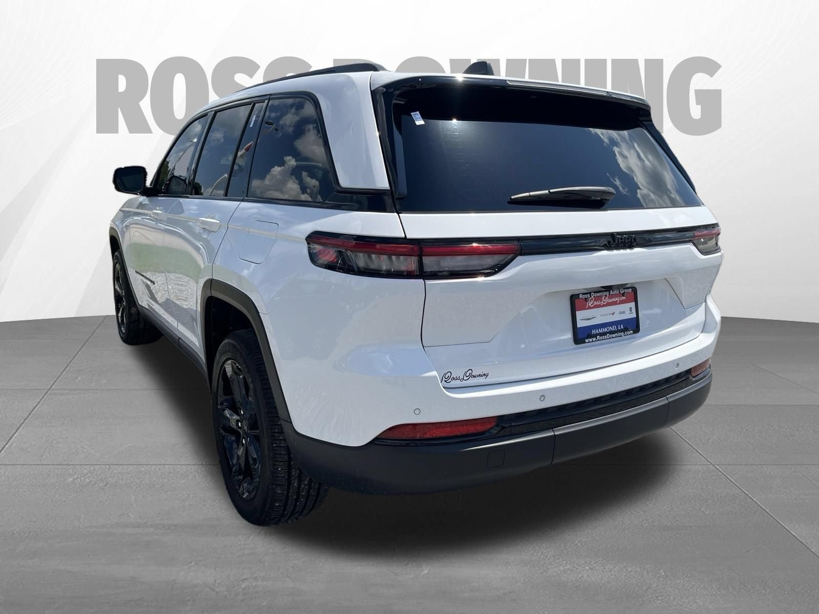 Used 2025 Jeep Grand Cherokee Altitude RWD image 6