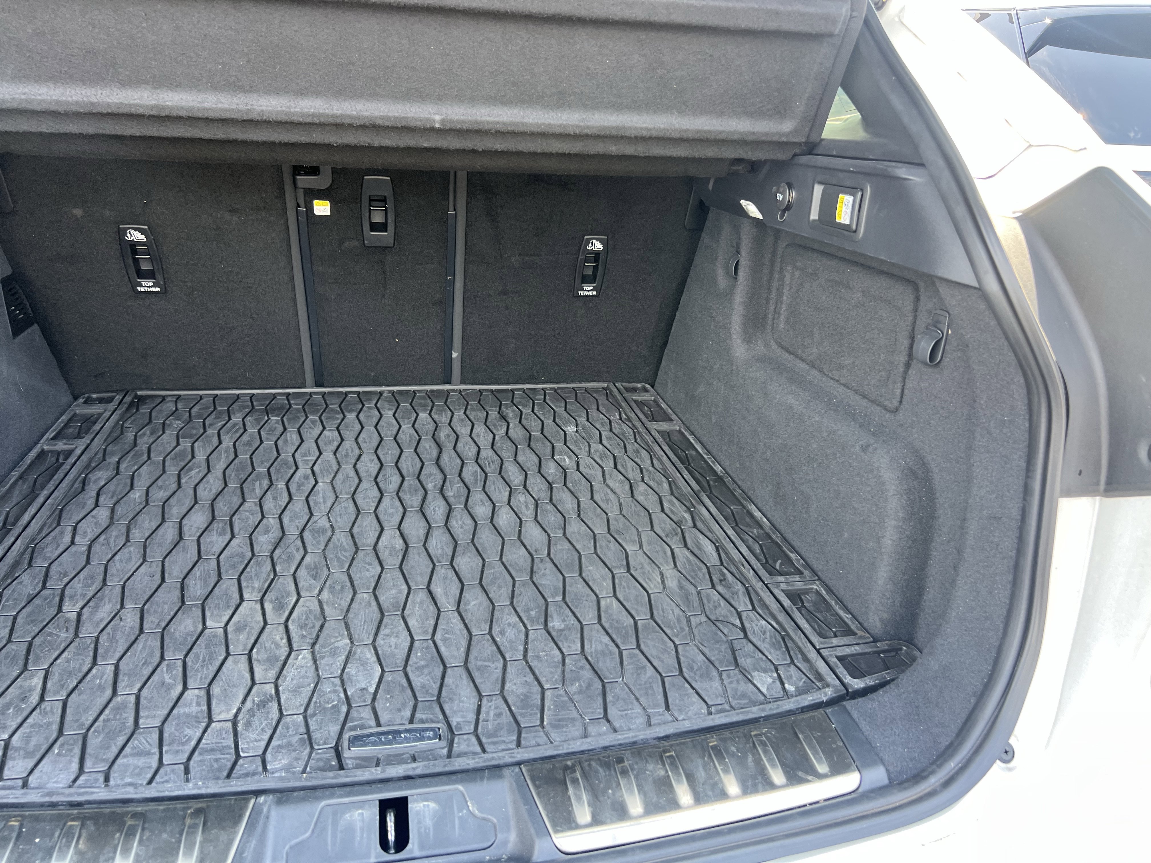 Certified 2025 Jaguar F-PACE R-Dynamic S image 34