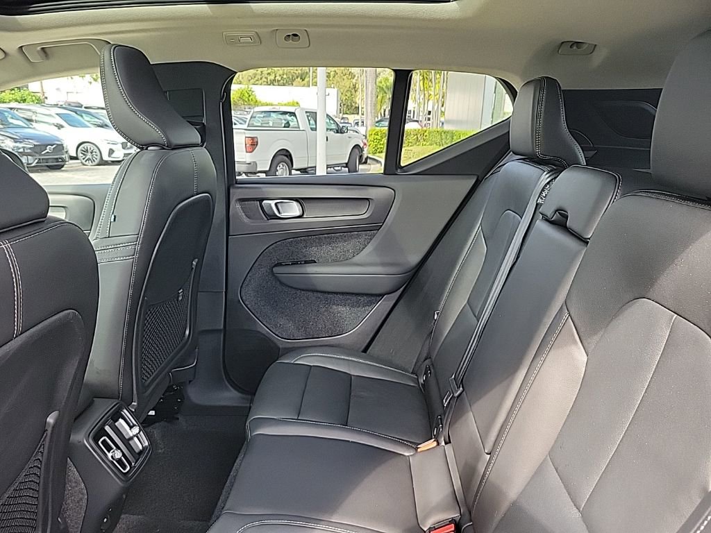 Used 2025 Volvo XC40 B5 Core image 8