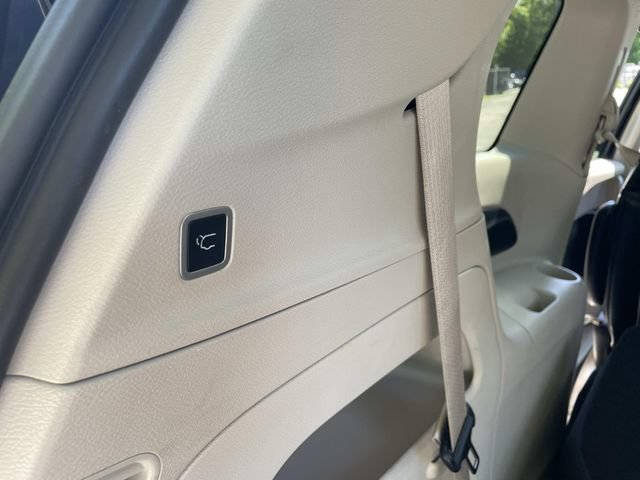 Used 2024 Chrysler Pacifica Touring-L FWD image 9