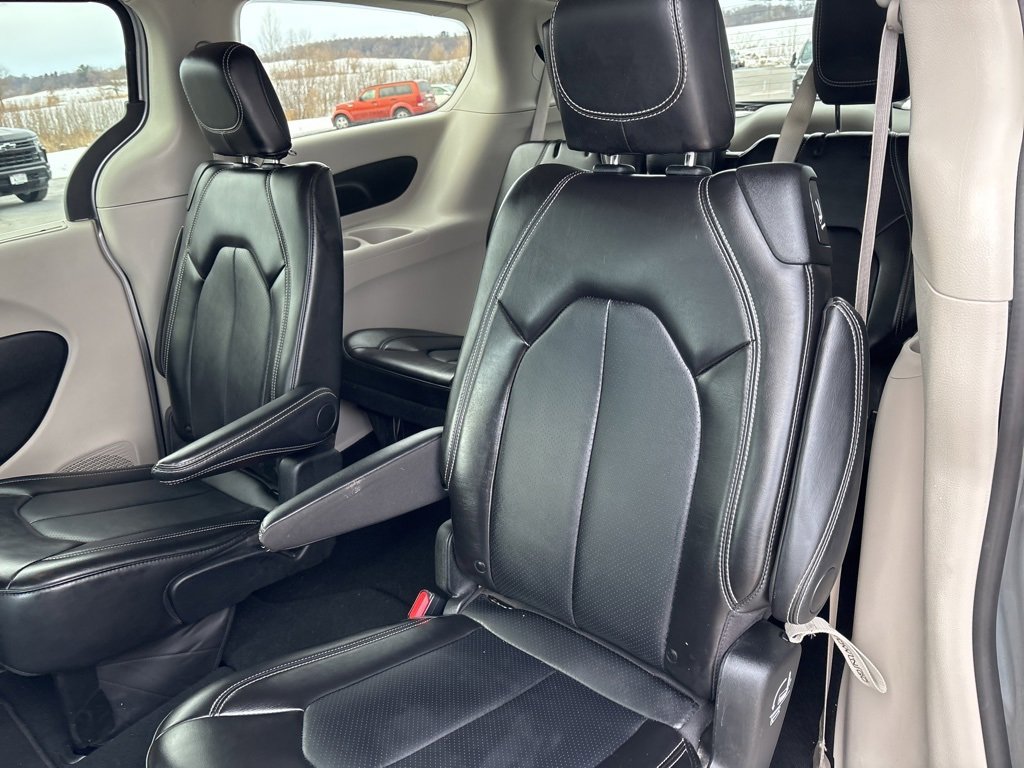 Used 2024 Chrysler Pacifica Touring-L image 19