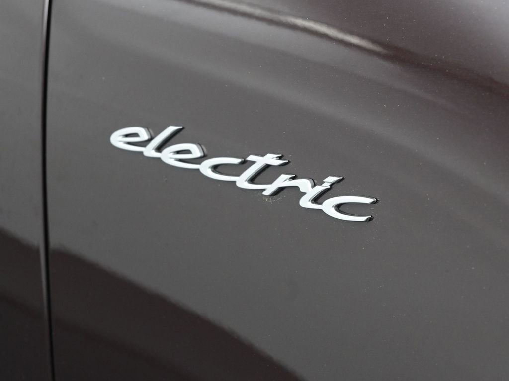Certified 2025 Porsche Macan Electric image 30