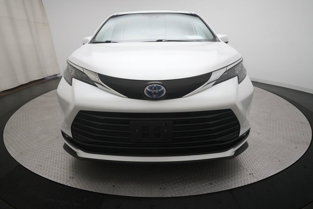 Used 2025 Toyota Sienna XLE FWD image 11