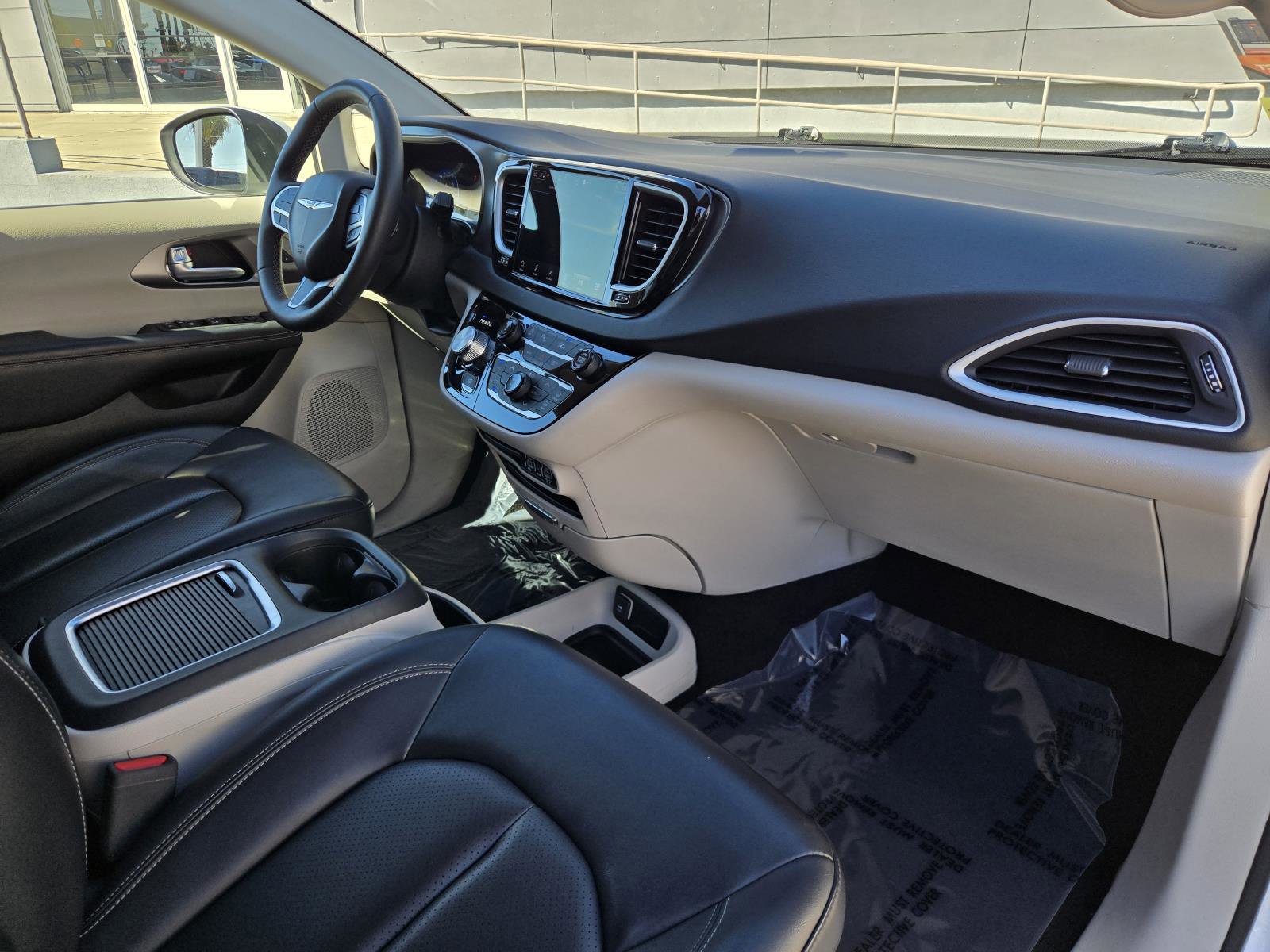 Certified 2023 Chrysler Pacifica Touring-L image 29