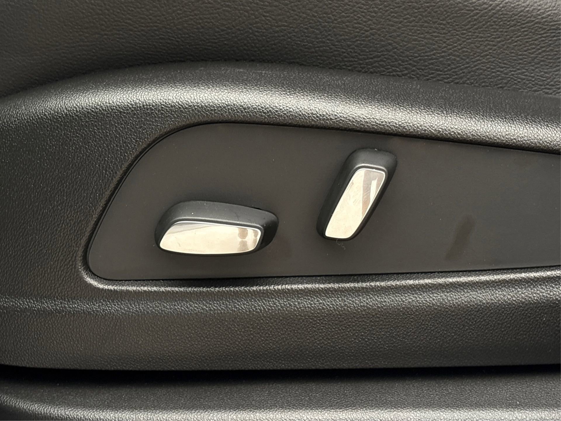 New 2025 Cadillac XT5 Luxury image 32