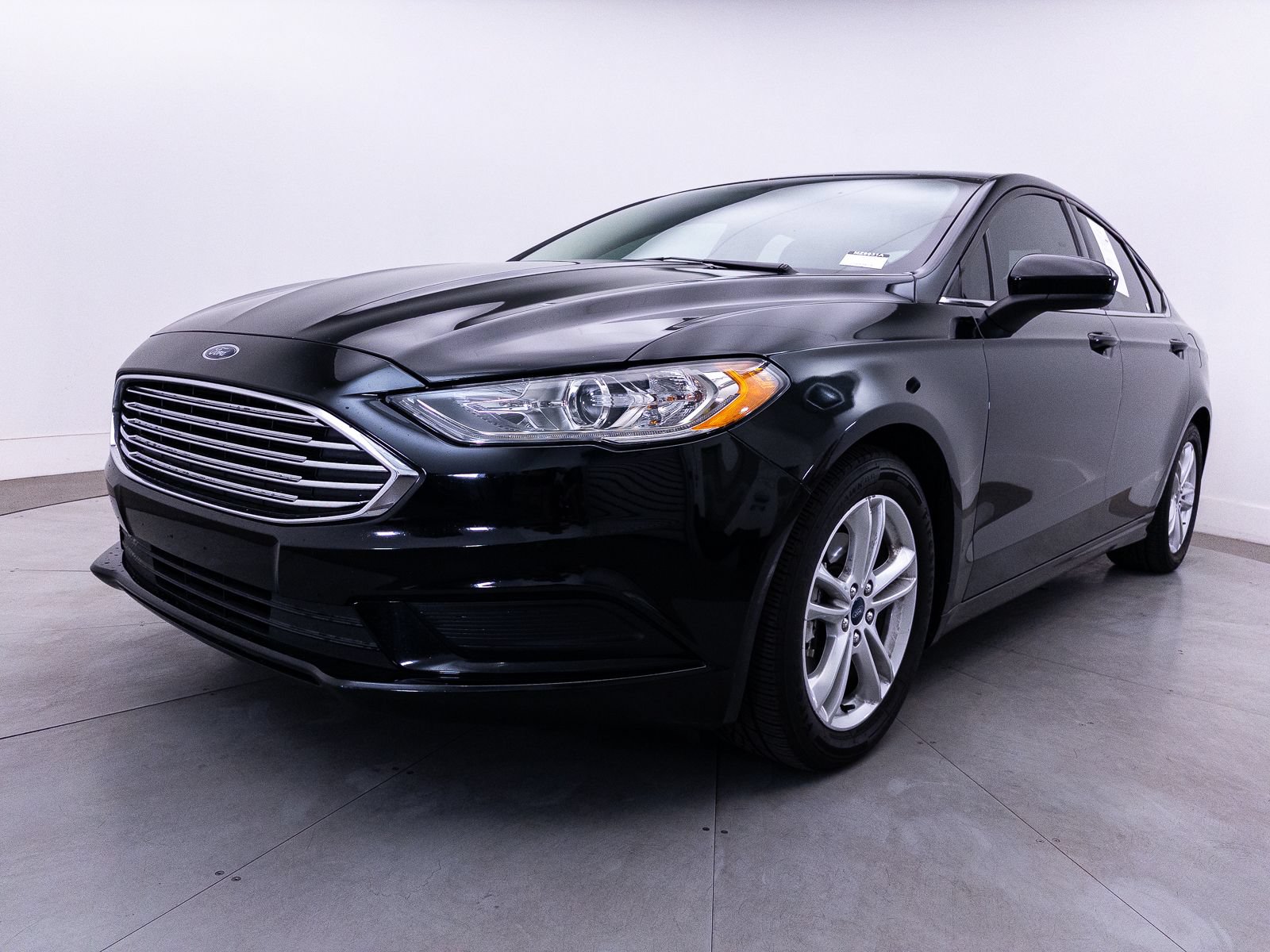 Used 2018 Ford Fusion SE w/ Fusion SE Technology Package FWD image 7