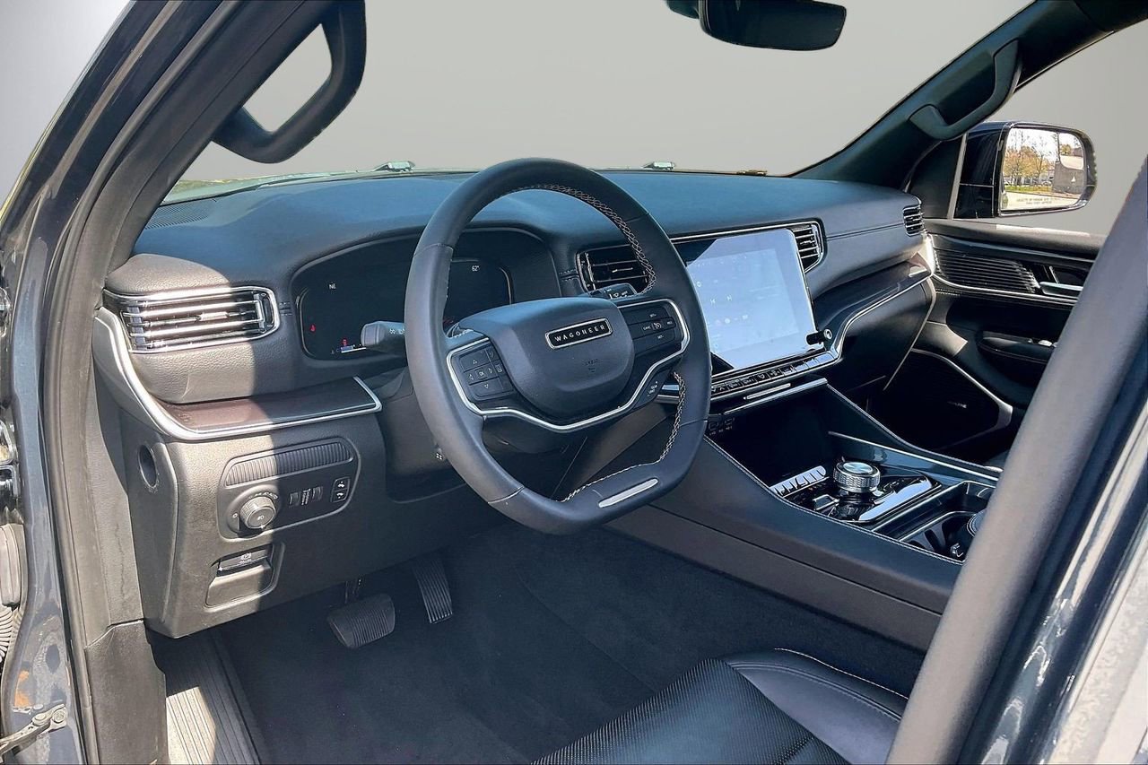 Used 2023 Jeep Wagoneer 4WD w/ Premium Group I image 21