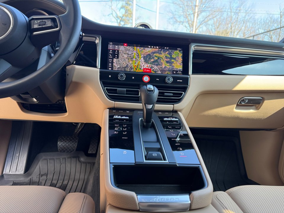 Certified 2025 Porsche Macan image 16