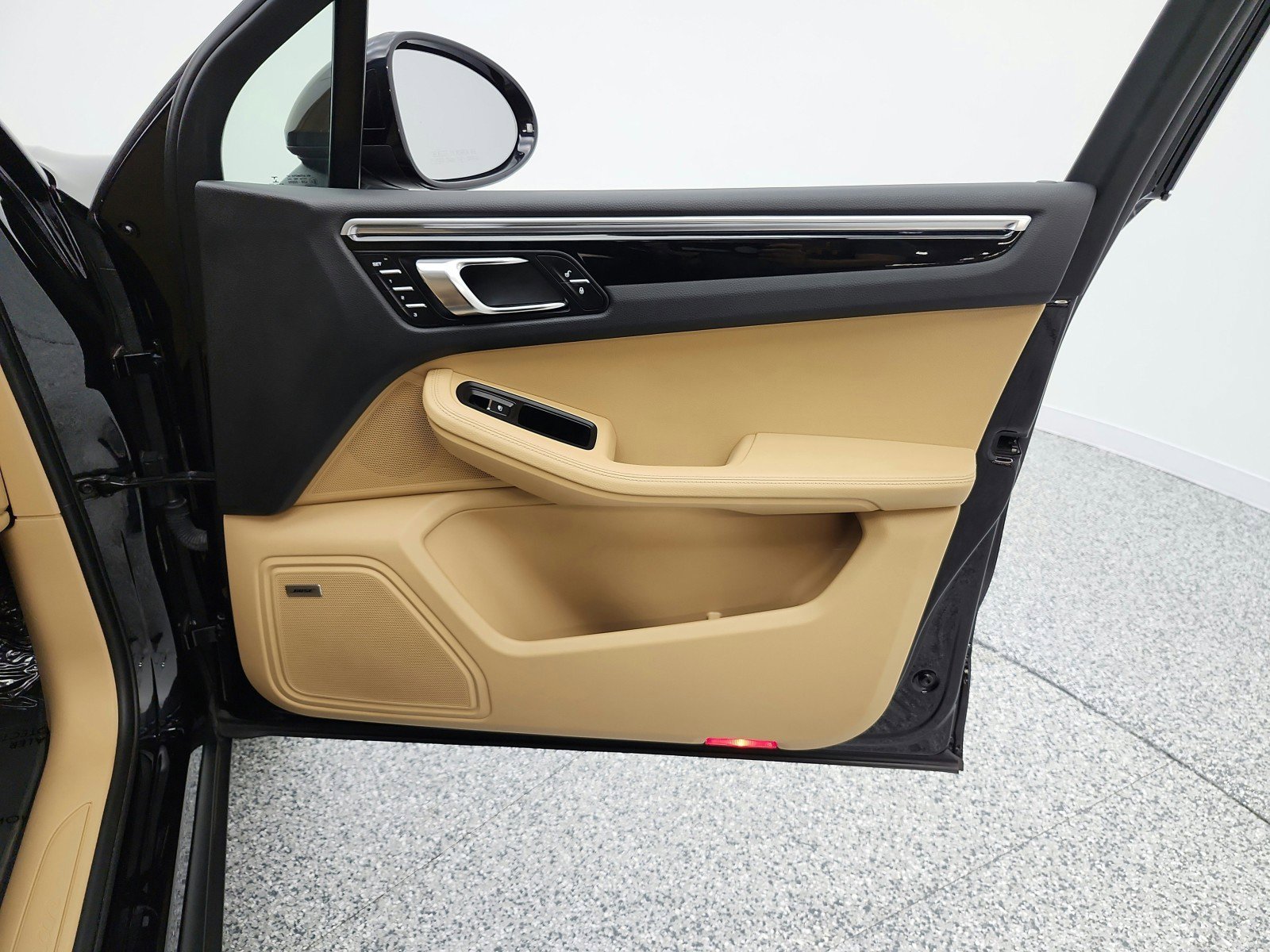 Used 2018 Porsche Macan AWD/4WD image 27