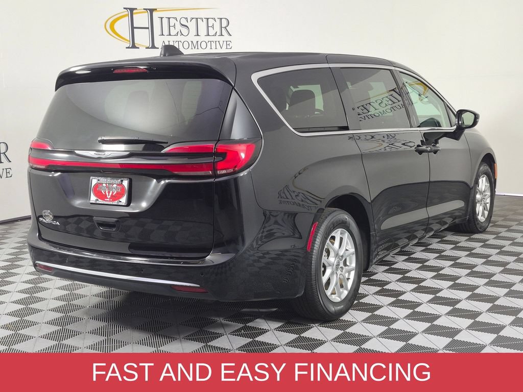 Used 2024 Chrysler Pacifica Touring-L FWD image 7