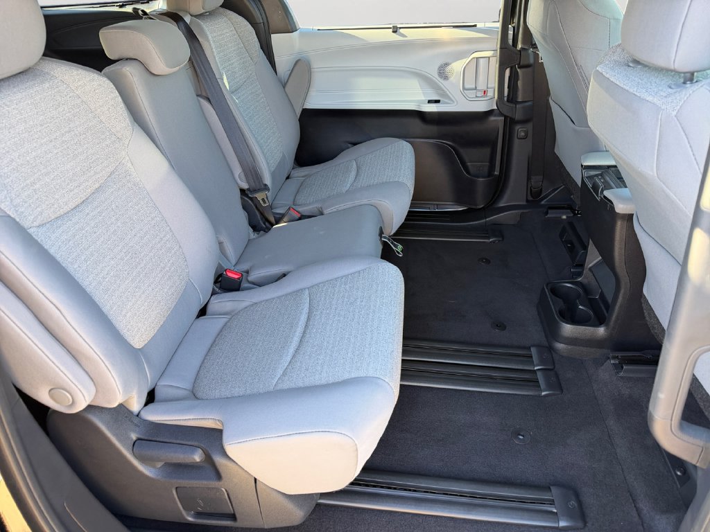 Used 2026 Toyota Sienna LE AWD/4WD image 9