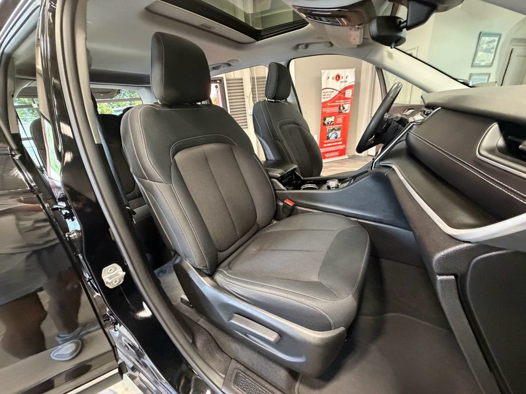 Used 2023 Jeep Grand Cherokee Laredo w/ Luxury Tech Group I AWD/4WD image 4