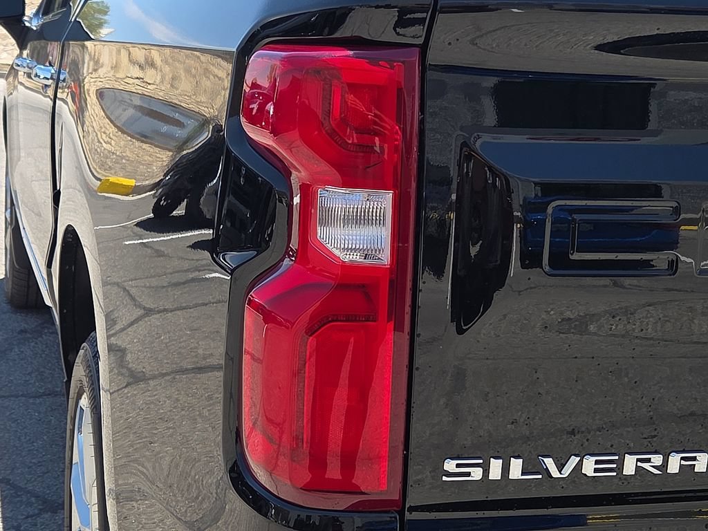 Used 2025 Chevrolet Silverado 1500 High Country AWD/4WD image 12