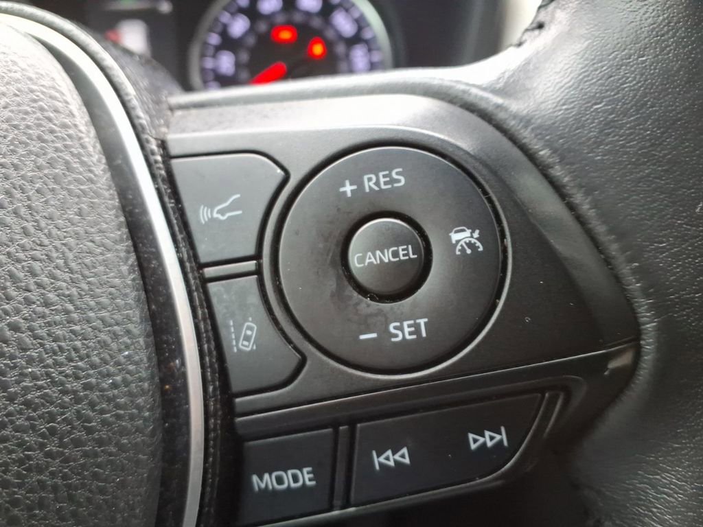 Used 2021 Toyota RAV4 XLE Premium image 11