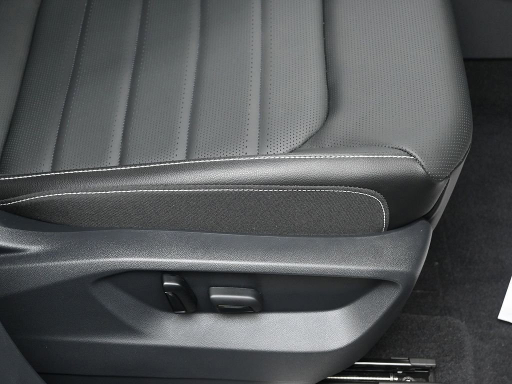 Used 2025 Volkswagen Atlas Cross Sport SEL R-Line image 12