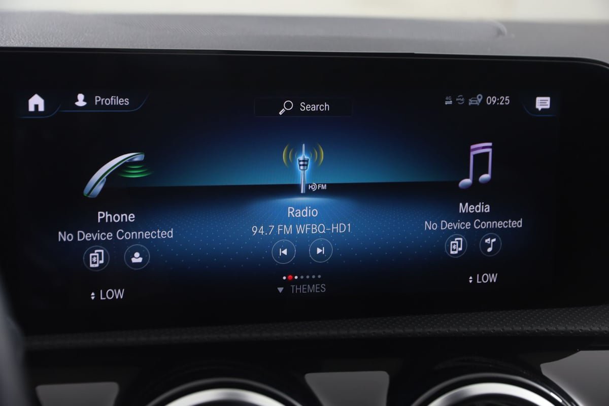 Used 2021 Mercedes-Benz CLA 250 4MATIC w/ Premium Package image 33