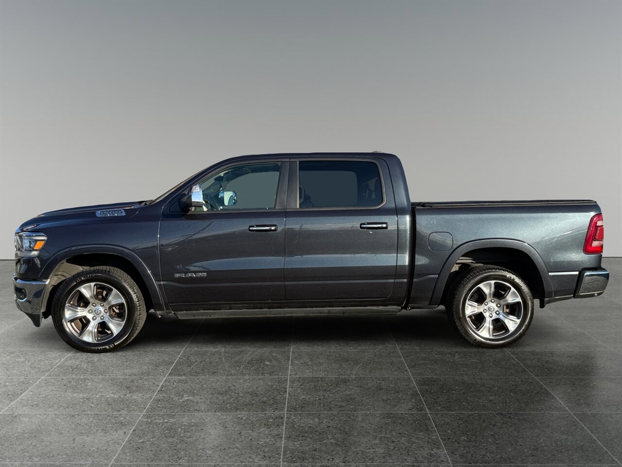 Used 2019 RAM 1500 Laramie AWD/4WD image 2