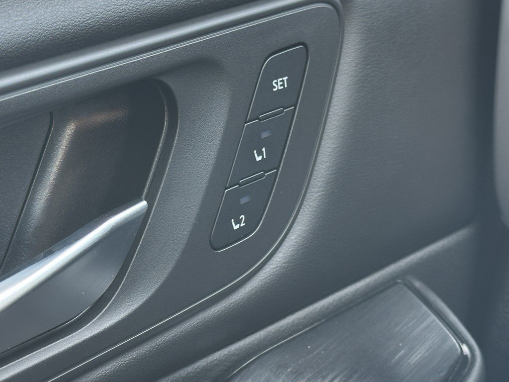 Used 2023 Nissan Rogue SL w/ SL Premium Package image 32