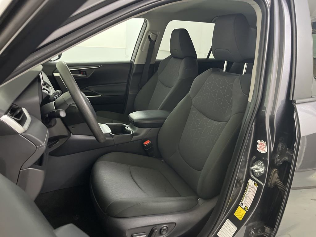 Used 2025 Toyota RAV4 XLE image 19