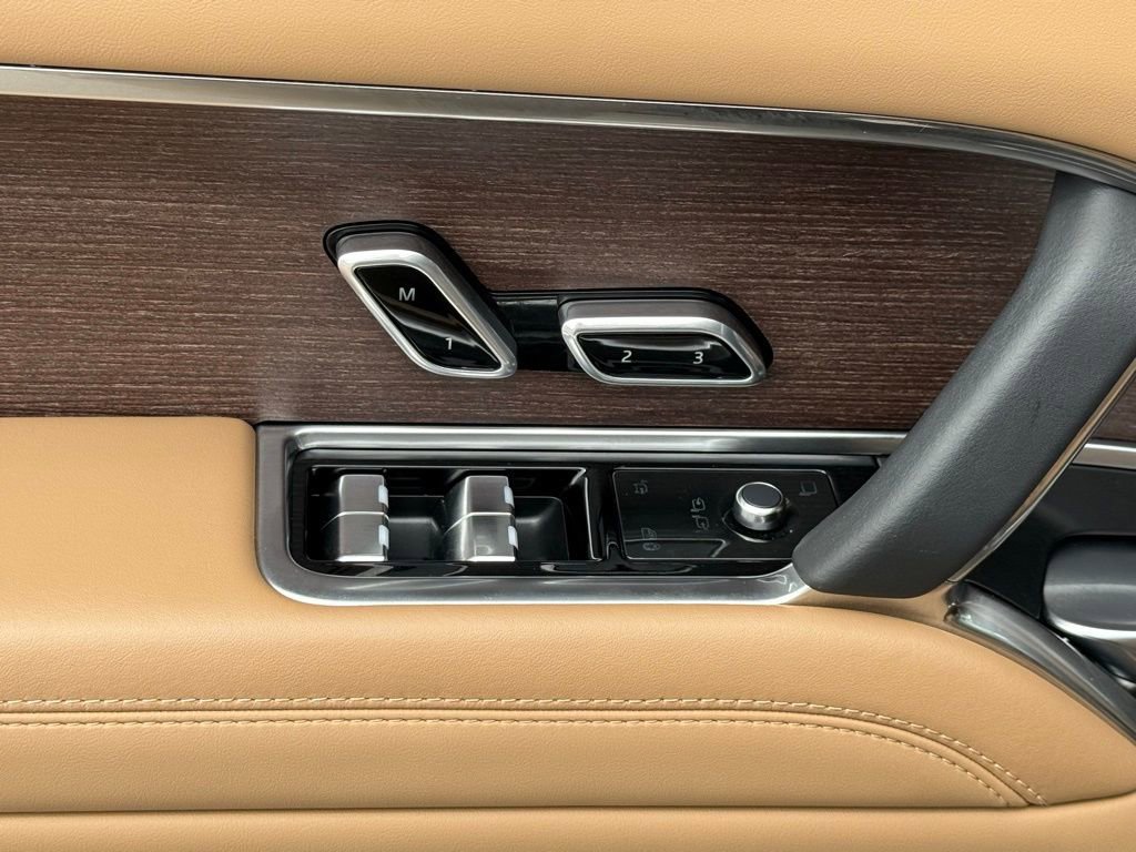 Used 2025 Land Rover Range Rover Long Wheelbase SE AWD/4WD image 15