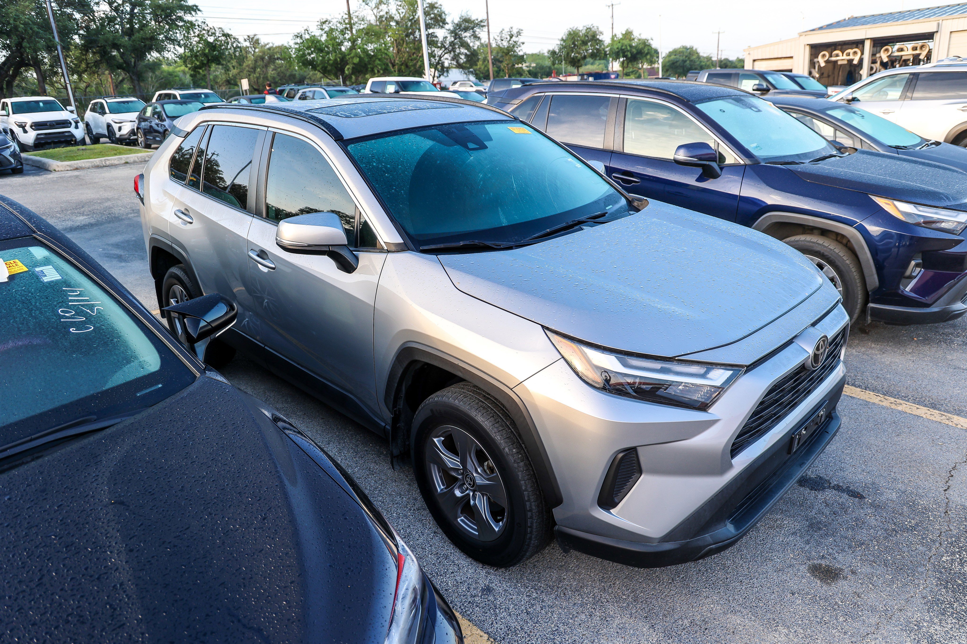 Used 2022 Toyota RAV4 XLE w/ Convenience Package FWD image 7