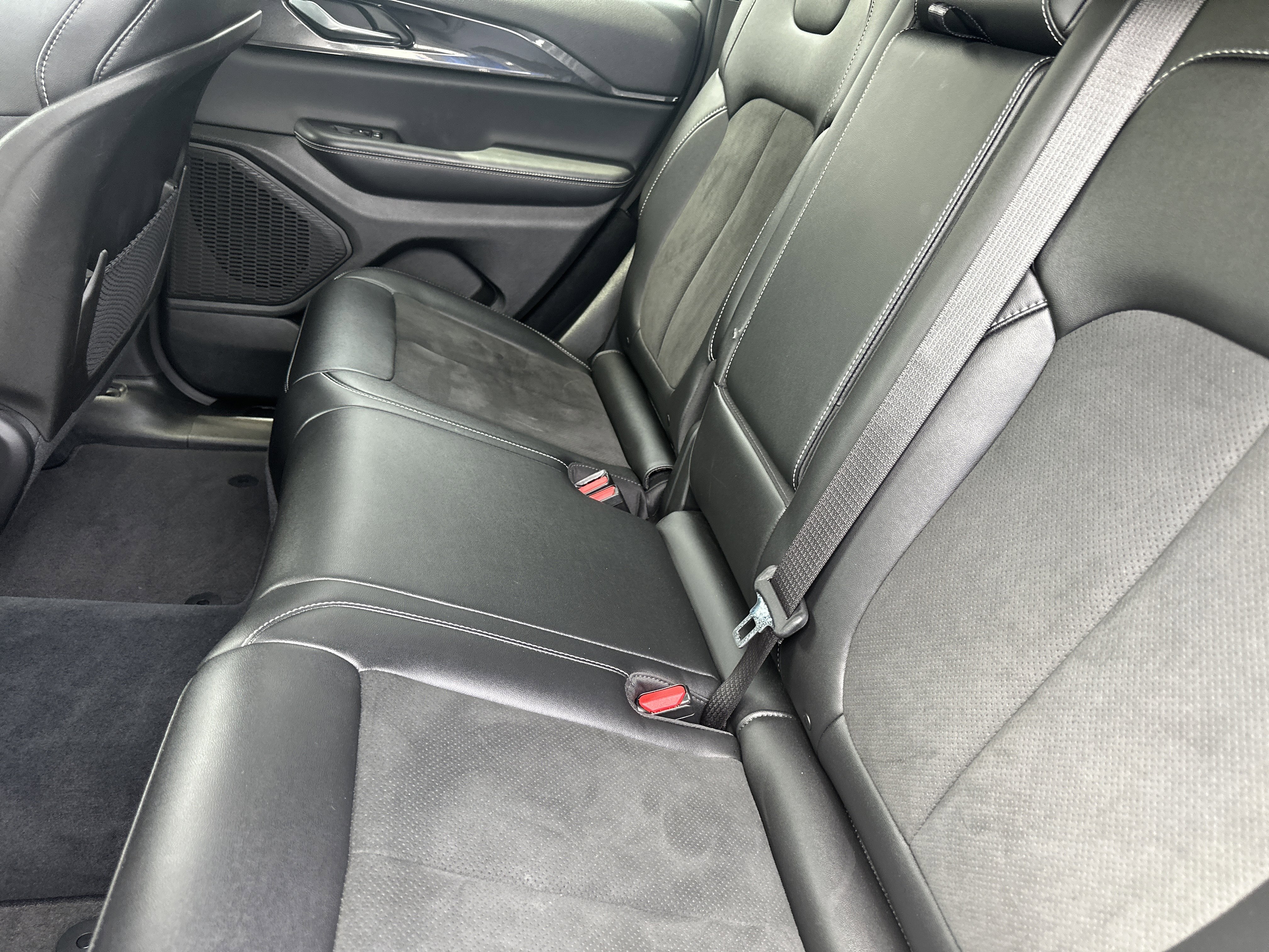 Used 2023 Jeep Grand Cherokee Altitude AWD/4WD image 20