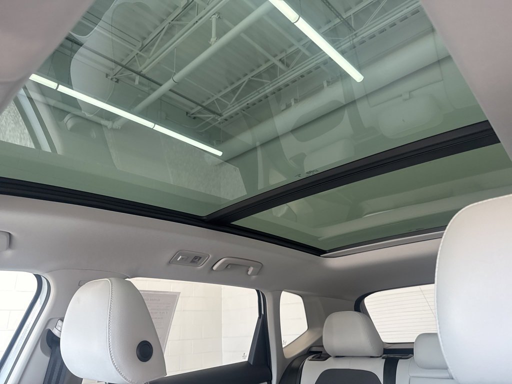 Certified 2025 Volkswagen Taos SE image 14