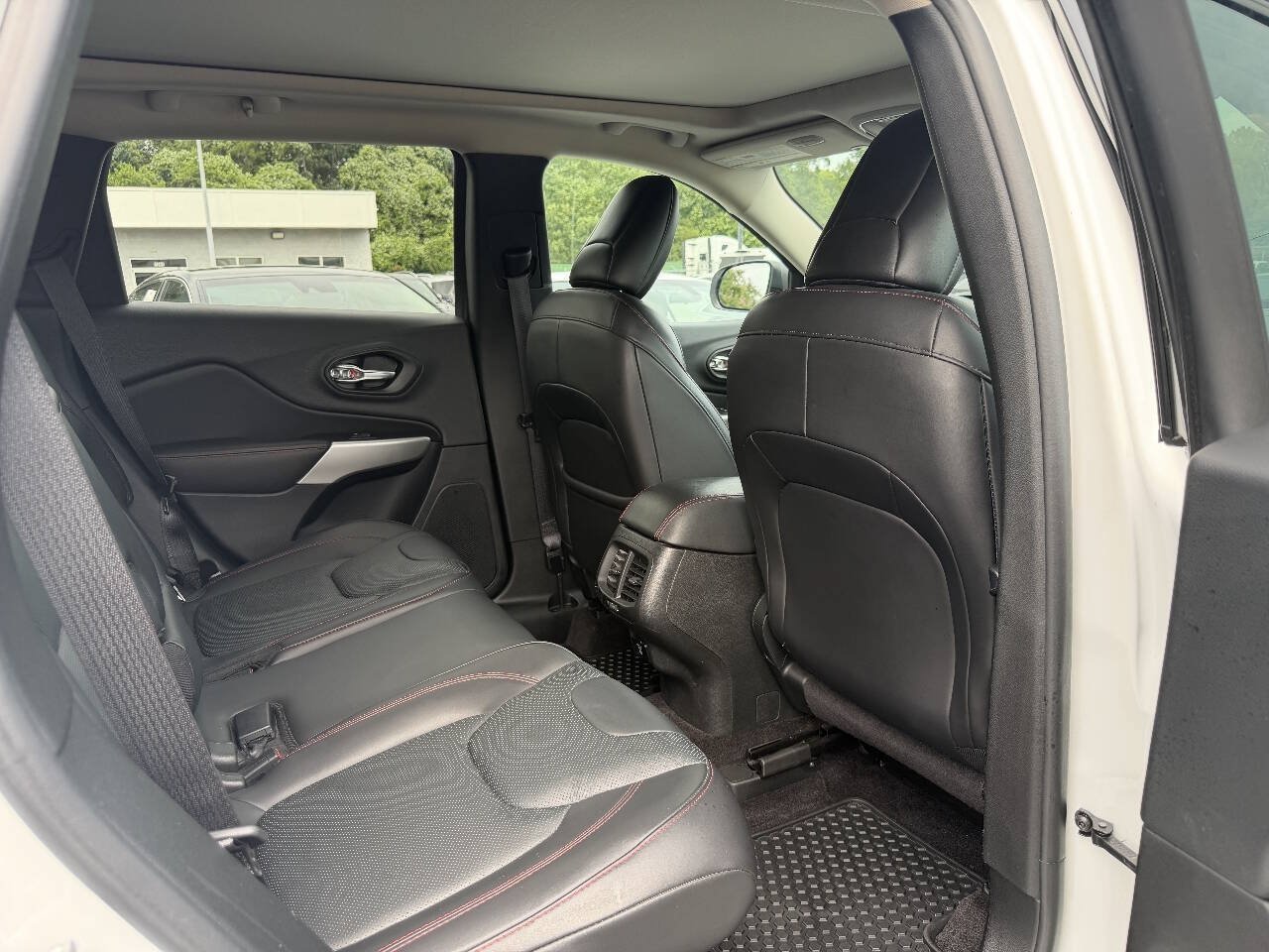 Used 2017 Jeep Cherokee Trailhawk AWD/4WD image 13
