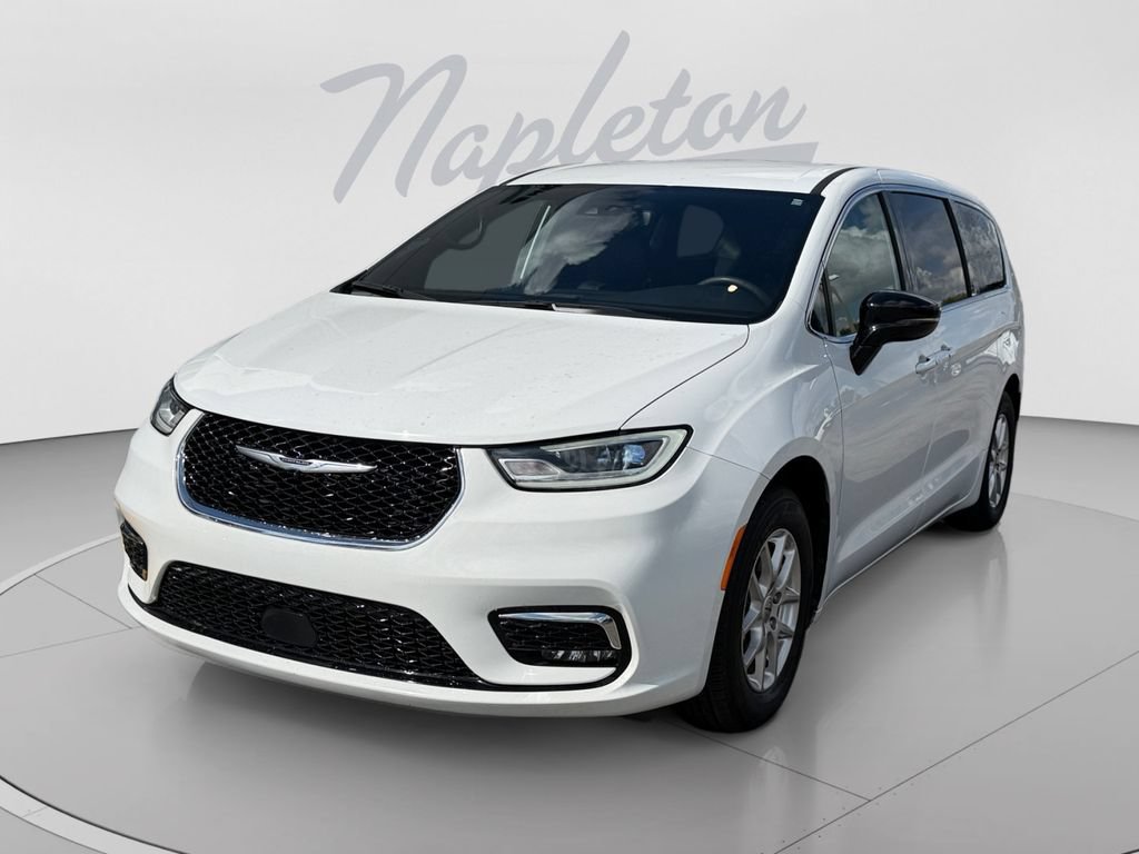 Used 2025 Chrysler Pacifica Select FWD image 1