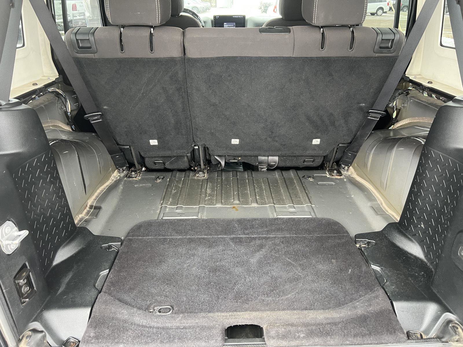 Used 2017 Jeep Wrangler Unlimited Sahara w/ Connectivity Group image 28