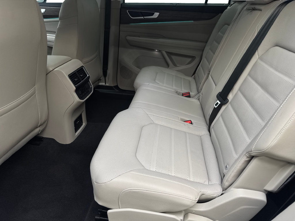 Used 2025 Volkswagen Atlas SEL AWD/4WD image 36
