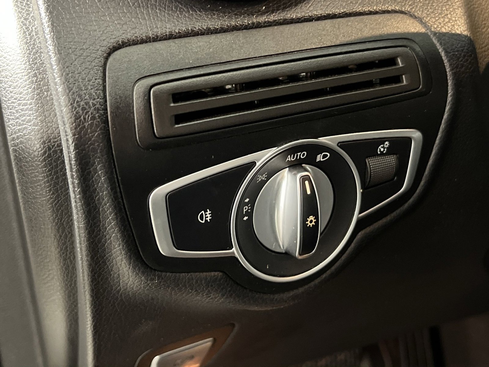 Used 2020 Mercedes-Benz GLC 300 4MATIC image 32