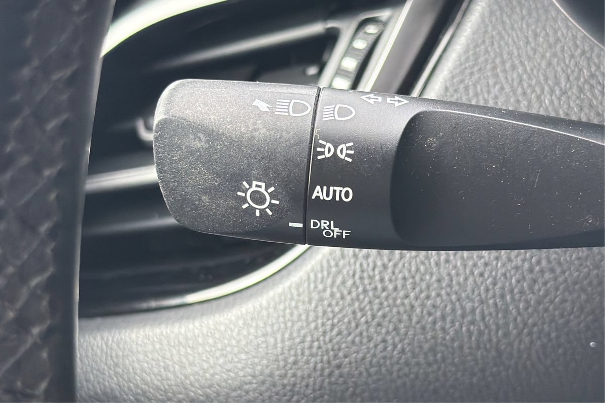 Used 2018 Toyota C-HR XLE FWD image 17