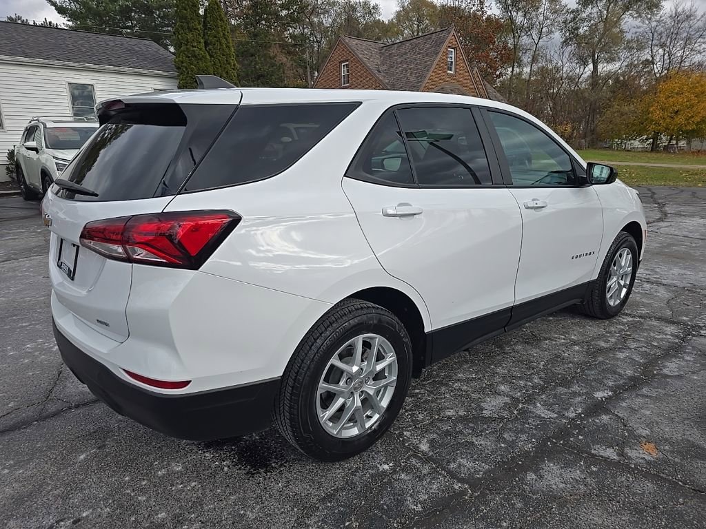 Used 2024 Chevrolet Equinox LS w/ LS Convenience Package image 4